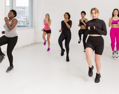 دروس الزومبا في فيراغو فيتنس عجمان مع نساء يستمتعن بتمرين الرقص